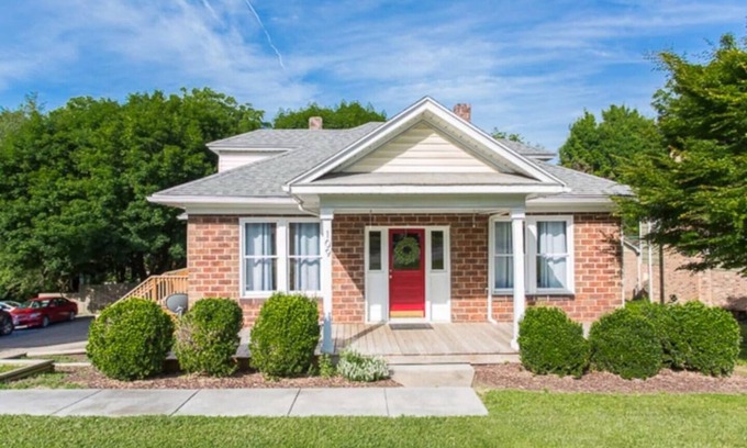 Harrisonburg House | Charming Brick Bungalow Steps from JMU Fenced backyard 30 day min