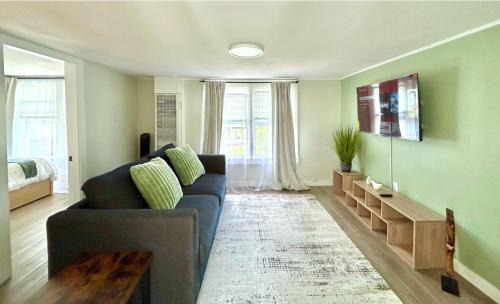 Renton Apartment | Charming & Bright Gem Prime Location Street Parking with AC