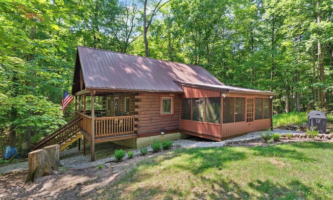 Birdseye Cabin | Charming cabin that has beds for 8 guests, many parking spaces, cozy fire pit