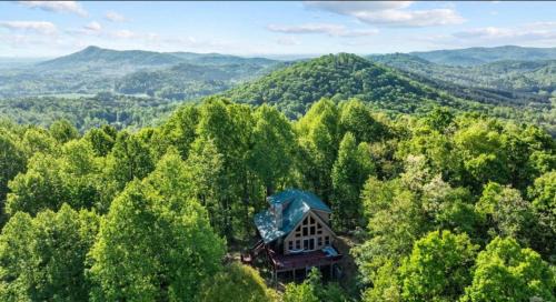 Caroleen House | Charming Cabin with Incredible Mountain Views