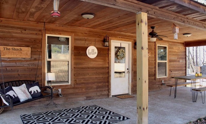 Guin Cabin | Charming cabin with outdoor soaking tub