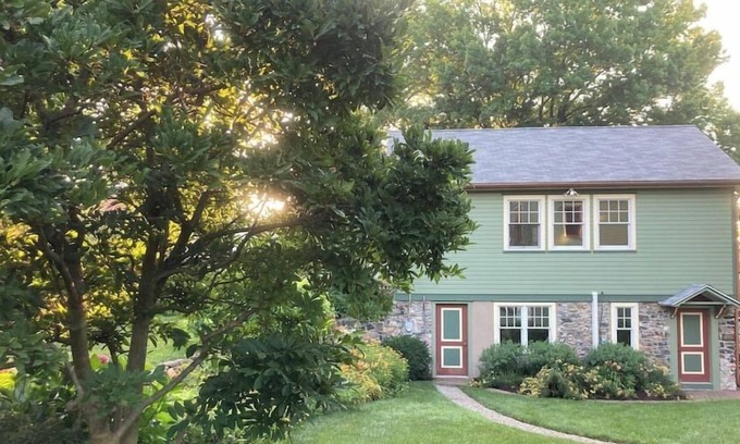 Kennett Square House | Charming Carriage House plus 2 Longwood Tickets