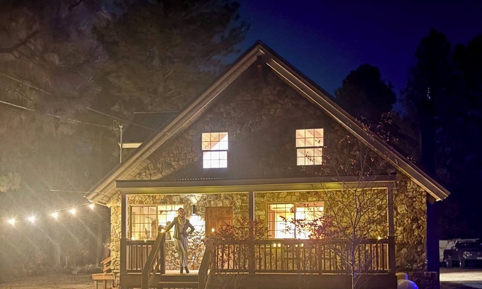 Deschutes River Woods House | Charming chalet in Bend Oregon