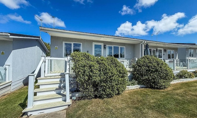Oulton Broad Ski Chalet | Charming chalet on a fantastic holiday park in Lowestoft ref 12077B