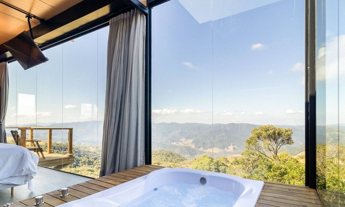 Anitapolis Cabin | Charming Chalet With Fireplace and hot Tub! Vst044