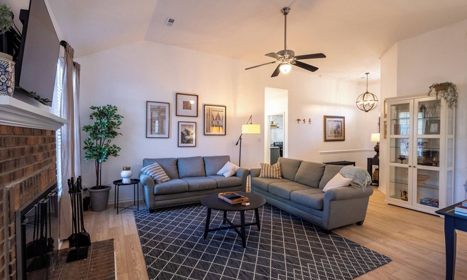 Charlotte House | Charming Charlotte 3-bedroom house, Fenced Yard, 5 Mins to Carowinds, WiFi, Pets