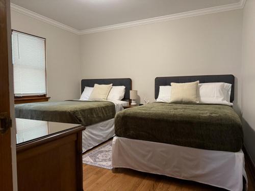 Berwyn Apartment | Charming Chicago Classic & Stylish Berwyn Retreat