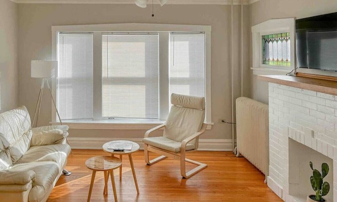 Oak Park Apartment | Charming Chicago-Style, Vintage, Tv NFL PASS