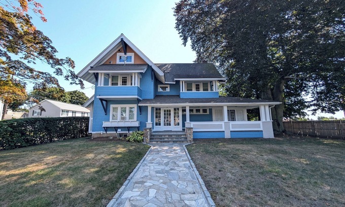 Bridgeport House | Charming Colonial for Events and Getaways! – Perfect for Family Retreat!