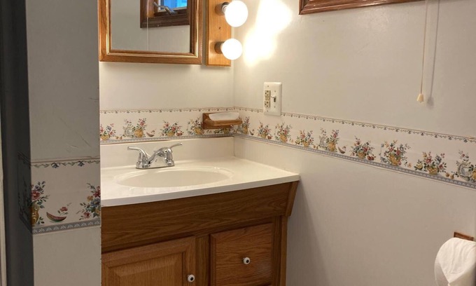 East Irondequoit House | Charming, Convenience and Comfort - Minutes from Downtown Rochester