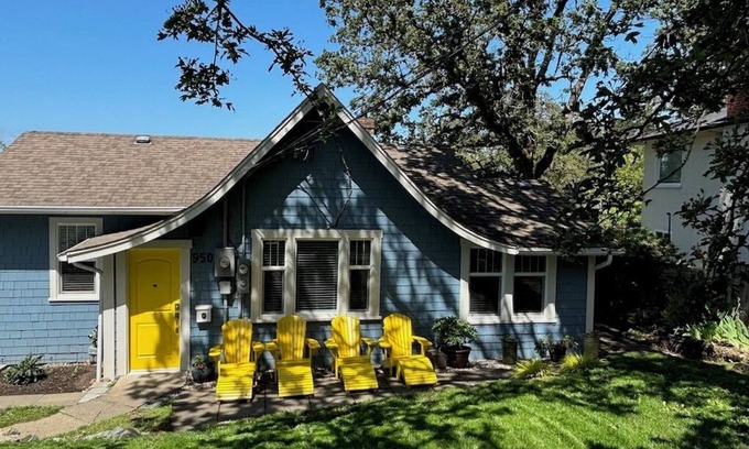 Saanich Bed & Breakfast | Charming Cottage Centrally LocatednBusiness Licence #28949