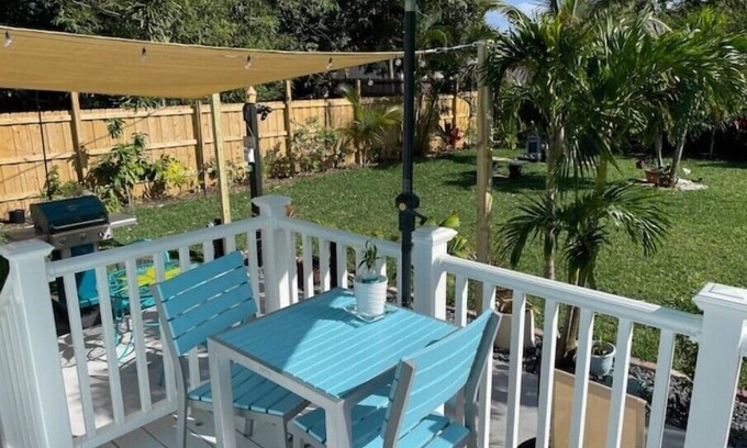 Delray Beach Cottage | Charming cottage, fast WIFI, dog OK, Fenced & Gated, walk to Ave, 8 min to beach