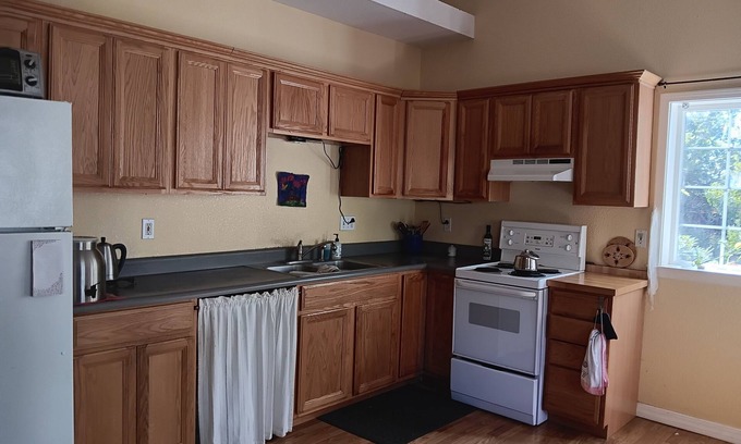 Carmichael Cottage | Charming cottage in delightful Fair Oaks with WiFi and AC and heat.nn