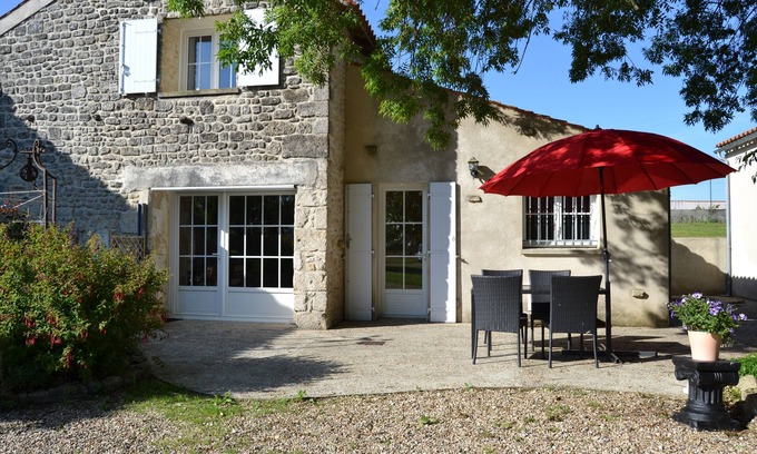 Ardillieres House | charming cottage near La Rochelle, heated salt pool