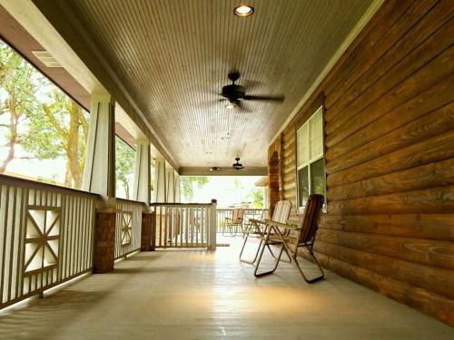 Saint Elmo House | Charming Country Cabin with Self Check In