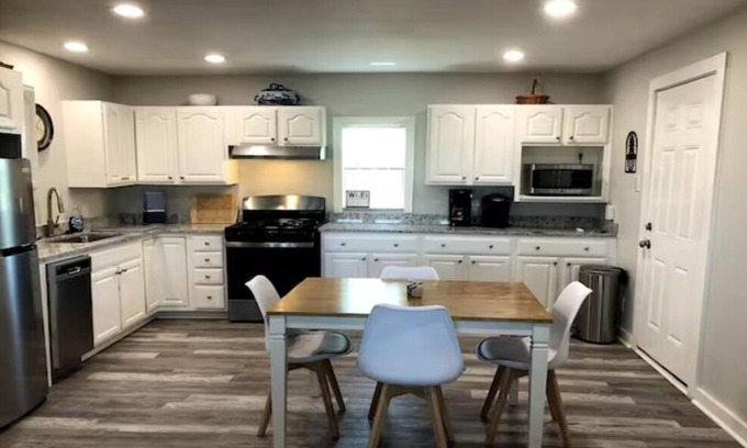 Lancaster House | CHARMING COUNTRYSIDE HOME NEAR DALLAS