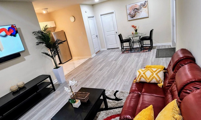 Glenarden House | Charming & cozi Basement in a Family-Friendly Lanham Neighborhood, MD.nn