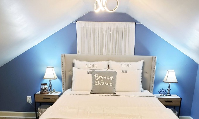 Dallas House | Charming, Cozy, & Inviting Farmhouse (Listing is for 3 BR ONLY & NOT full house)