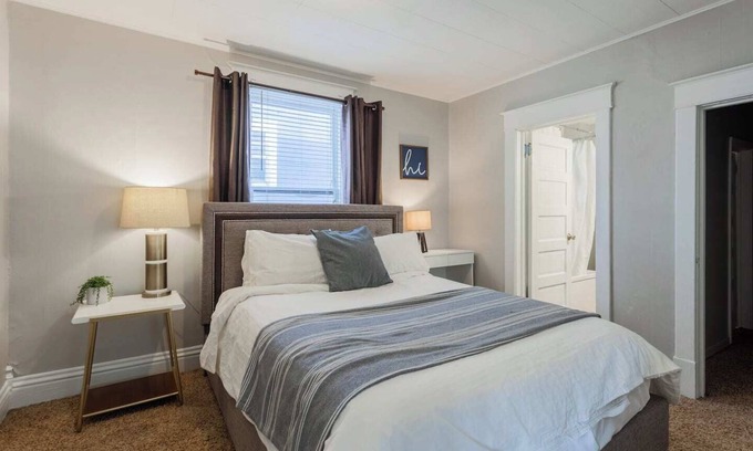 Plaza Westport House | Charming Duplex Near Food and Fun | 15/16