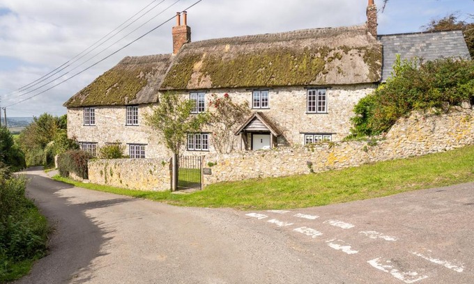 Combpyne House | Charming Family Farmhouse near Lyme Regis