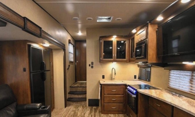 Moodys House | Charming Fifth Wheel Getaway in Tahlequah