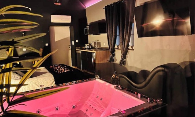 Villefranche-sur-Cher House | Charming gîte *La parenthèse*, whirlpool bath