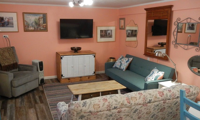 Homewood Apartment | Charming Garden Apartment in Quaint, Walkable Homewood