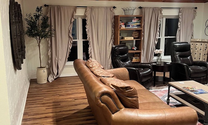 Heath House | Charming gated 2BR2bath Guest House in Heath, kid &pet friendly +long term stays