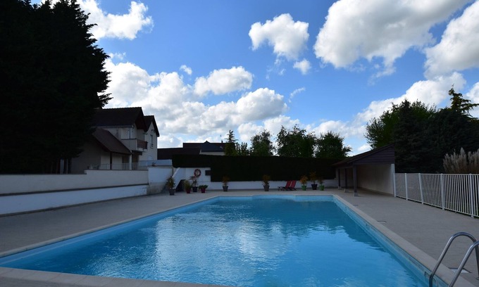 Faverolles House | Charming holiday home with pool and pond