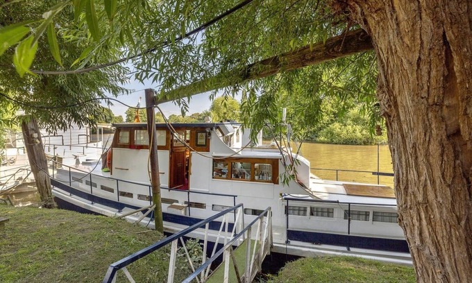 London Borough of Hounslow Boat Rental | Charming Historic Boat Moored opposite Kew Gardens.