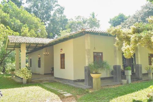 Ambalangoda Villa | Charming & historical 3-Bed Bungalow in Hikkaduwa