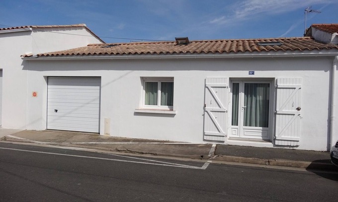 LʼAiguillon-sur-Mer House | Charming House Near Beach & Shops – Sunlit Getaway for 4