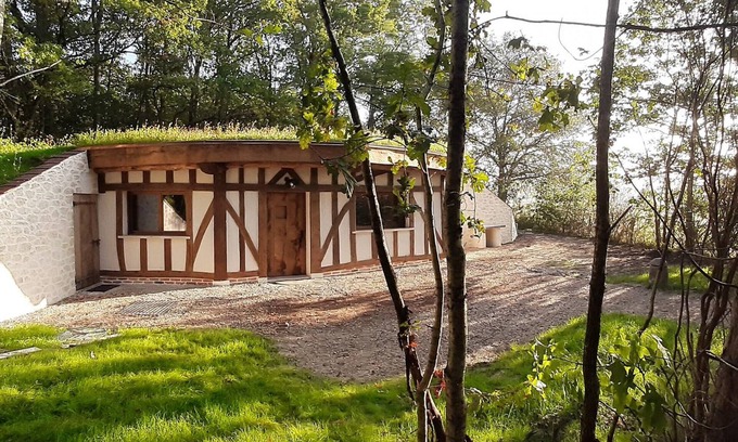 Crouy-sur-Cosson Cottage | Charming Hobbit House in Nature, Near Château de Chambord, with Modern Comforts