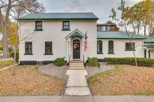 Winona House | Charming Home 3 Blocks to Winona State University