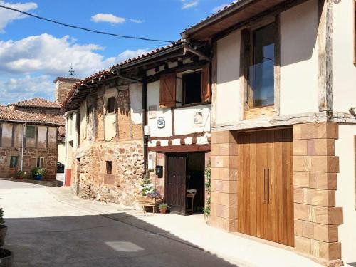 Villasur de Herreros House | Charming House in Villasur de Herreros with Lake View