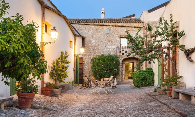 Buseto Palizzolo House | Charming house with shared pool - Don Carlo