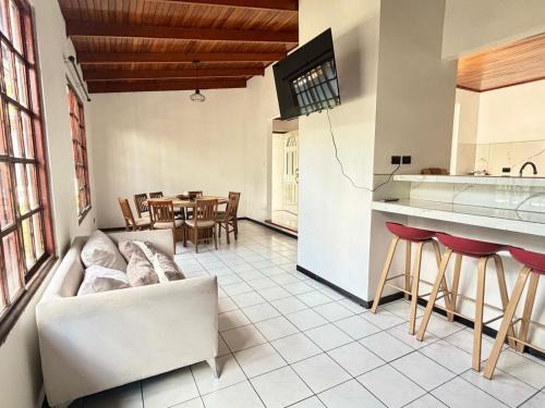 Villa Bonita Villa | Charming house 5 min airport with Ac