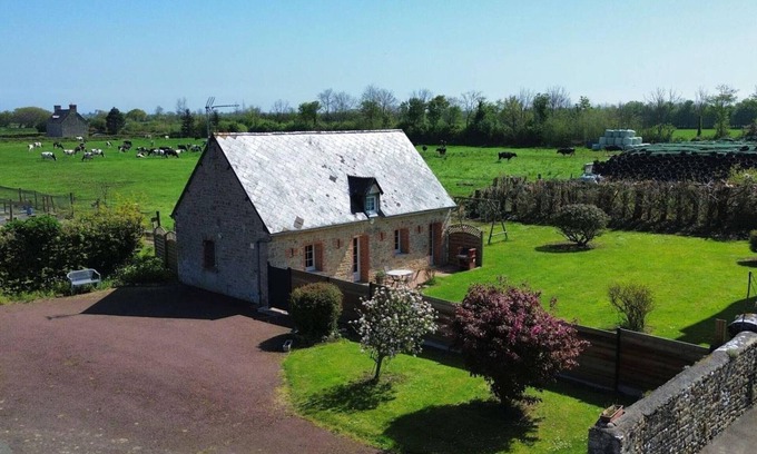 Saint-Marcouf Cottage | Charming house in Saint-Marcouf with garden and terrace