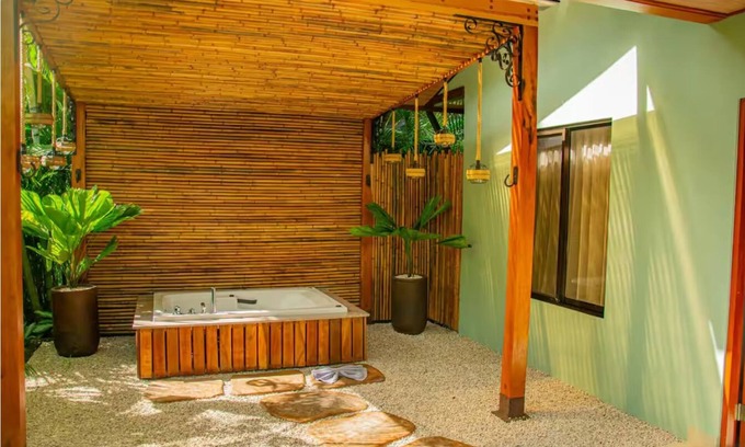 Monterrey House | Charming house with 1 bedroom and WiFi AC in brilliant Monterrey near La Fortuna