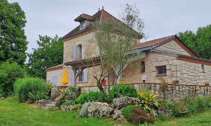 Castella Cottage | Charming house with dovecote, swimming pool and garden.