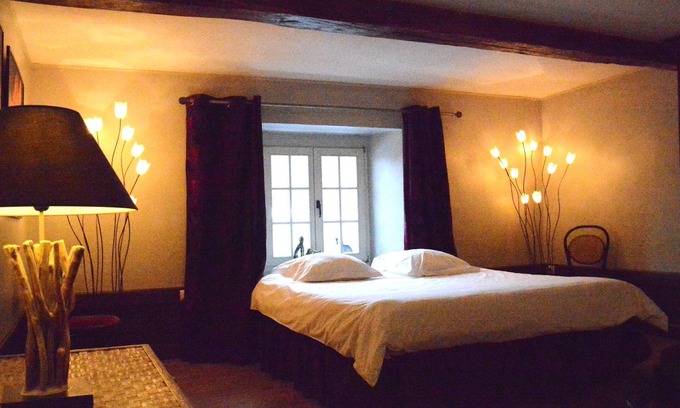 Gembes House | Charming house with fireplace