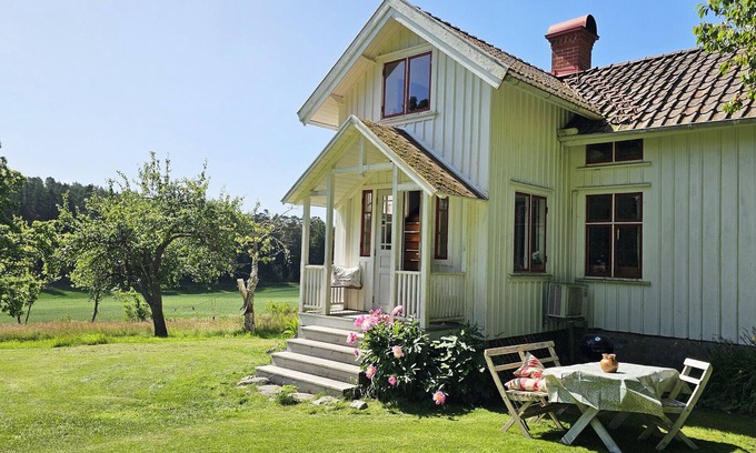 Henan Ski Chalet | Charming house with kayaks, 300m from the sea on Orust | SE09139