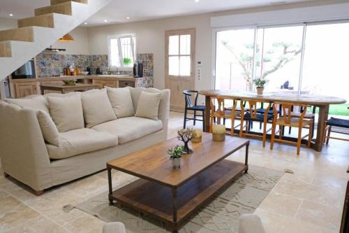 Aureille Villa | charming house with private pool in the heart of the village of aureille in the alpilles, 6 people.