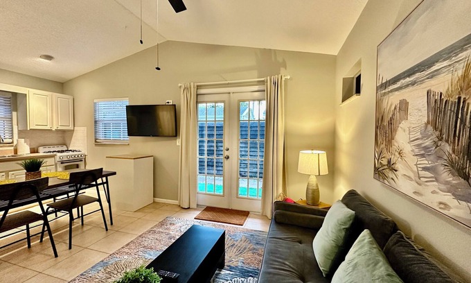 Old Northwood Historic District Villa | CHARMING INDEPENDENT GUEST HOUSE