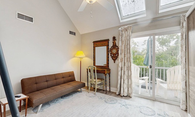 St. Simons Island Condo | Charming island condo with loft, full kitchen, deck & turtle feeding stations