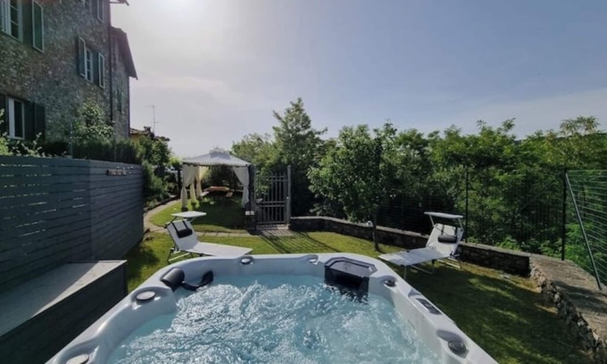 Coreglia Antelminelli House | Charming Oasis in Tuscany: Historic Spaces with Private Jacuzzi