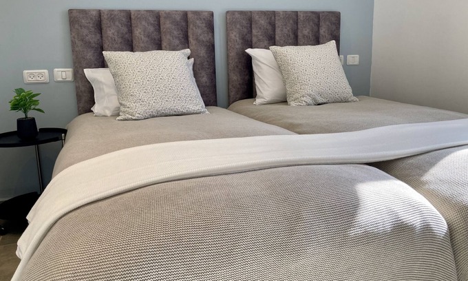 Nachlaot Apartment | Charming Kosher Private Duplex with Balcony – Near Machane Yehuda Market!