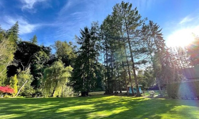 Langley House | Charming Lake side Rancher, peaceful paradise