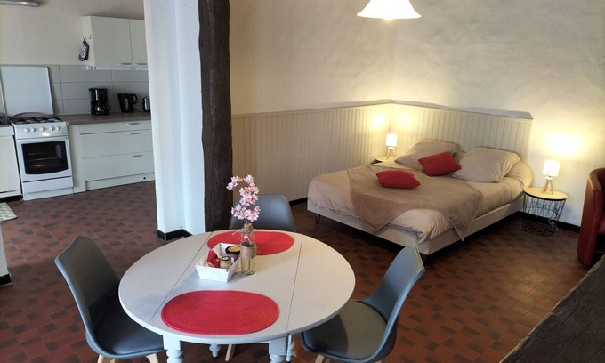 Migne Cottage | "Charming Lakeside Ground-Floor Cottage in Berry with Inclusive Amenities & Private Parking"