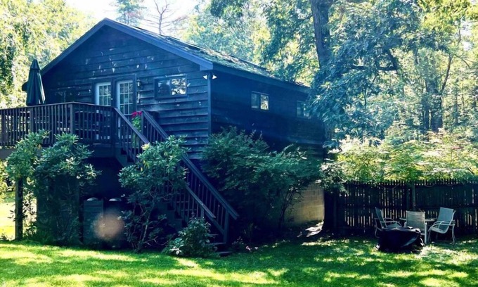 Woodstock Apartment | CHARMING LARGE STUDIO WITH POOL AND MOUNTAIN VIEWS ON 10 ACRES. Close to town